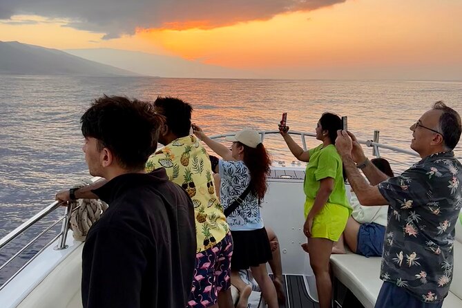 2 hour Lahaina Sunrise Whale Watch - Getting on the boat: check-in, no-shoes style, and what to wear