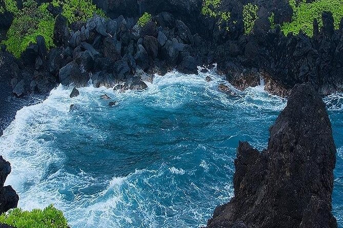 Deluxe Road to Hana Rainforest and Waterfall Experience from Maui - Hookipa Beach Park: Jaws surf and a quick photo moment