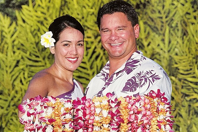 Kukui Nut Airport Lei Greeting (Maui, Kahului Airport, OGG) - What the Kukui Nut Lei Greeting Feels Like at Kahului Airport