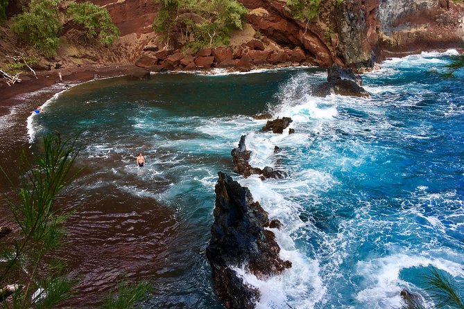PRIVATE Road to Hana Tour - Honomanu black sand beach: a small stop with a big visual payoff