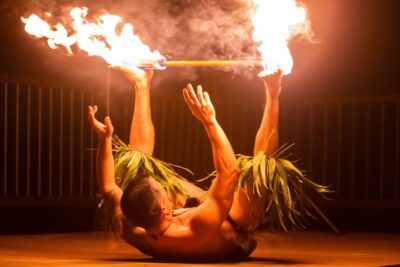 South Maui: Gilligans' Island Luau with Dinner and Drinks - The 150-minute flow: drinks, buffet, then the show