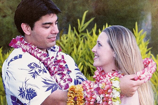 Ti Leaf Airport Lei Greeting (Maui, Kahului Airport, OGG) - The lei greeting and name sign: what you actually get